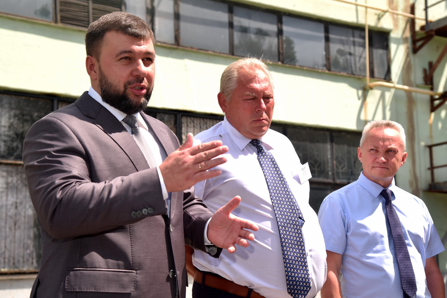 Глава ДНР Денис Пушилин посетил завод «Авиатех» в Снежном
