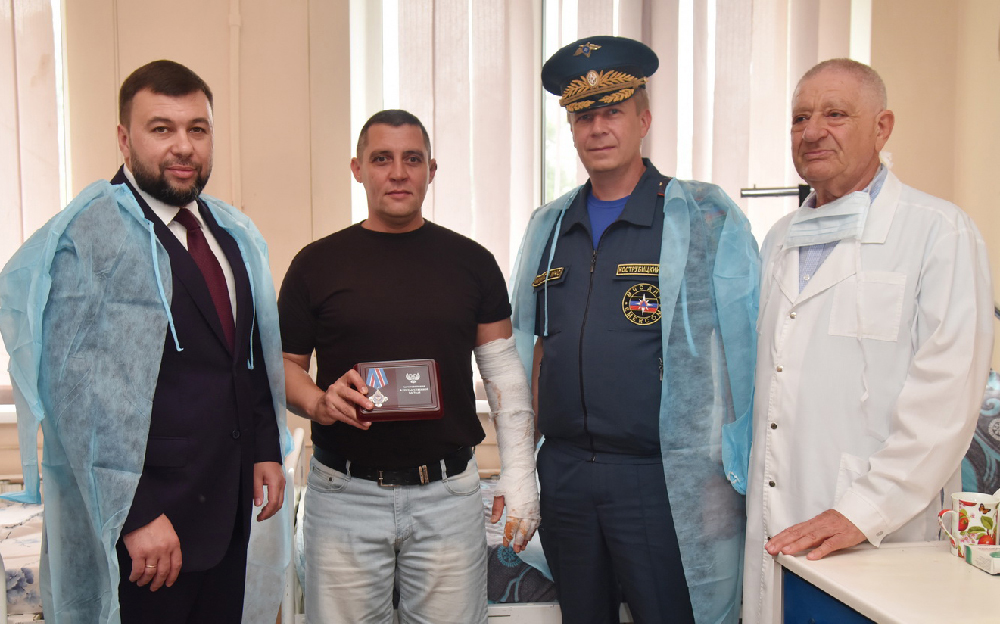 Денис Пушилин навестил находящегося на лечении спасателя и вручил ему государственную награду