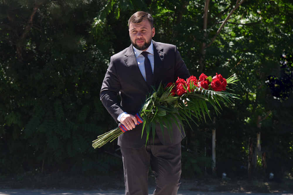 Глава ДНР Денис Пушилин возложил цветы к могиле Михаила Толстых