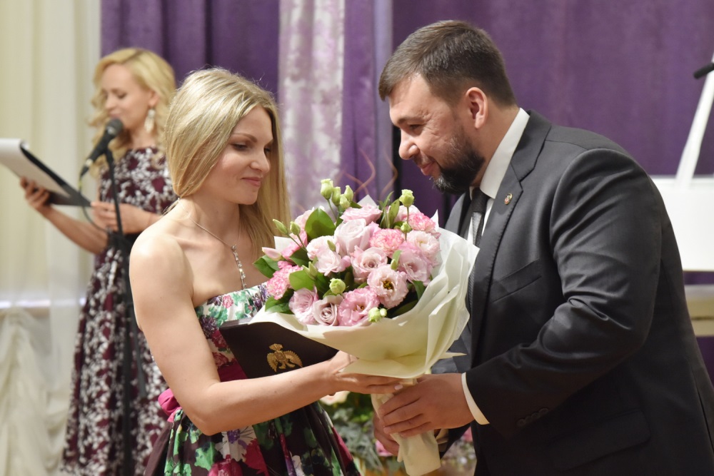 Глава ДНР Денис Пушилин наградил медиков Республики за личный вклад в борьбу с коронавирусом