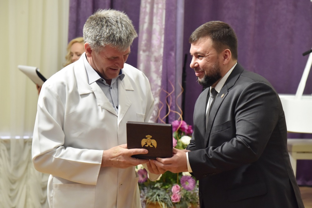 Глава ДНР Денис Пушилин наградил медиков Республики за личный вклад в борьбу с коронавирусом