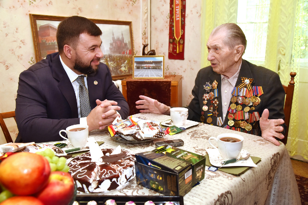 Денис Пушилин побывал в гостях у ветерана Великой Отечественной войны, участника Парада Победы 1945 года Алексея Кужильного