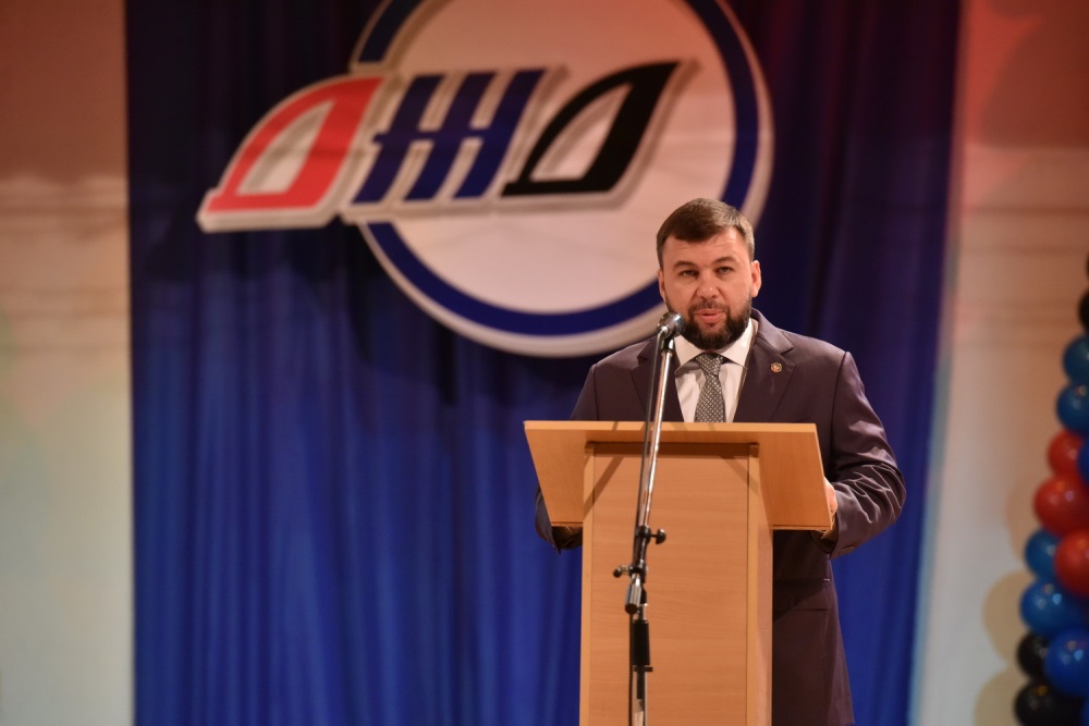 Глава ДНР Денис Пушилин вручил государственные награды железнодорожникам 