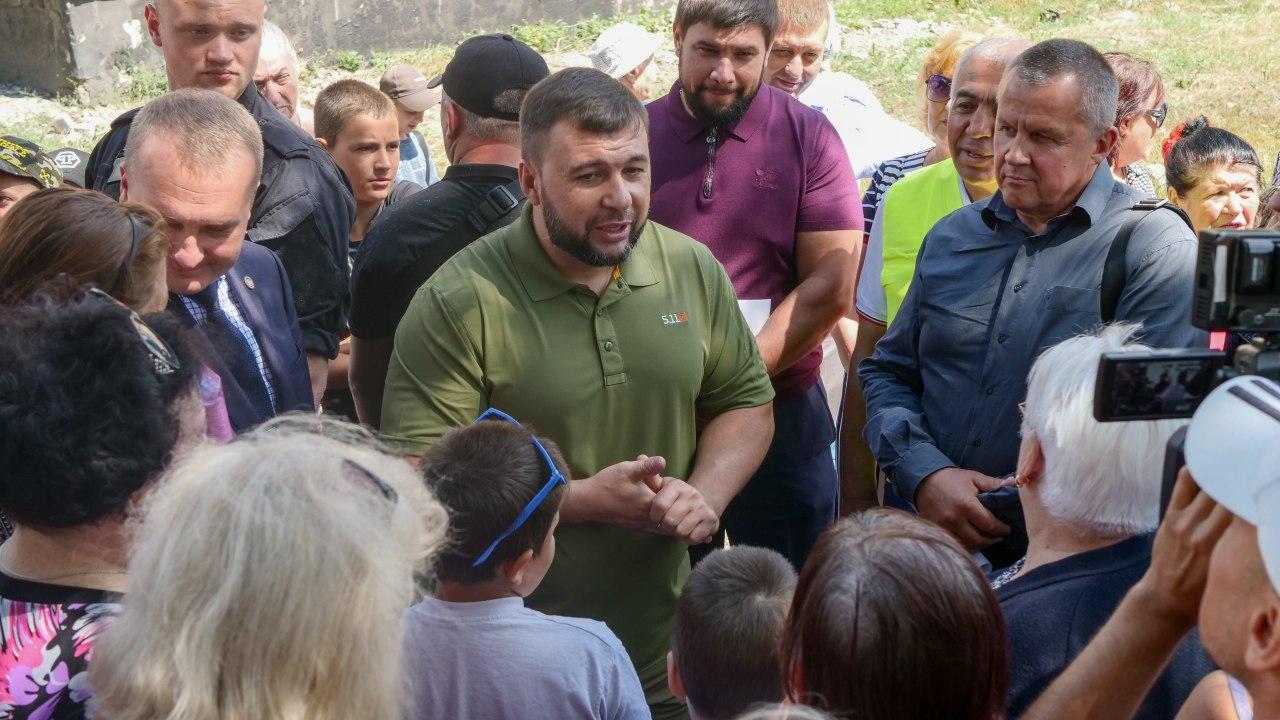 «Будем совместно решать проблемы»: Денис Пушилин пообщался с жителями поселка шахты №21 города Макеевки